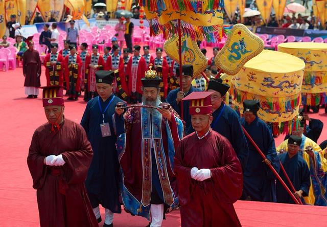 [ 摘要]陈撄宁先生曾言:自幼10岁看葛洪《神仙传》,即萌学仙之念.