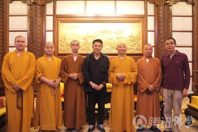 李连杰低调现身四川 朝拜峨眉山与乐山大佛