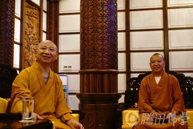 李连杰低调现身四川 朝拜峨眉山与乐山大佛