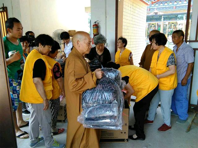 南京明因寺向湖北黄梅雨灾区捐赠20余万元物款