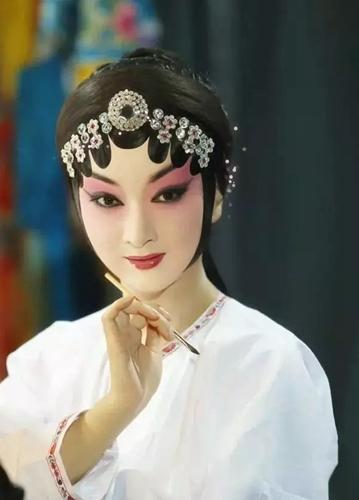 里的王宝钏,《铡美案》里的秦香莲…… 青衣,是舞台上的成熟女子,她们