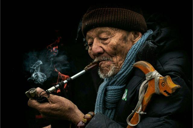 老人也有酷酷的深沉.(资料图 图源网络)