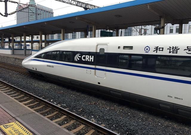 高铁又现霸座女:学识与人品之战何时休?