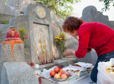 5,供品摆设:无论墓地或灵骨塔,祭拜,上香完至少等一刻钟(15分钟)以后