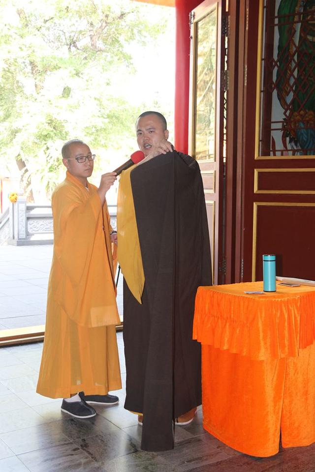 法师教导和示范如何披袍搭衣(图源:哈尔滨极乐寺)