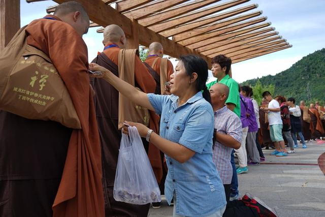 托钵行脚踏上解脱之路登山叩钟敲开成就之门天龙禅寺举行托钵乞食法会