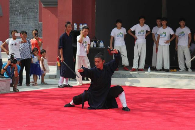 武当弟子为大家带来的武术表演有武当玄武拳,武当玄门剑,武当太乙拂尘