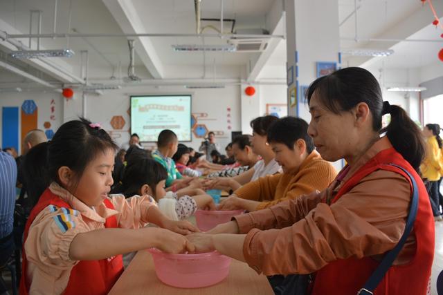 感恩孝亲 不忘初心:南普陀义工服务社进社区活动