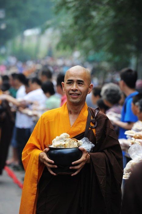 七月十五佛欢喜日北京龙泉寺首次举行托钵活动