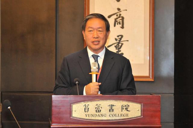 潘世建先生致辞(摄影 何松青) 开幕式后进行了此次国学论坛的第一场主题发言。中华炎黄文化研究会原副会长、光明日报社原副总编辑鲁谆先生根据他提供的论文《老子的不争之道与儒道互补》为题发表了讲话,他表示不争是上善至善,能够帮助现代人减轻心灵压力,同时不争之道应该与儒道互补,刚健有为的儒家精神和自然无为的道家精神应该结合起来。河北大学图书馆馆长李振纲教授说:互联网+时代的文化精神就应该是会通。孔子的理想是仁通天下,老子讲道通为一,佛学说一即一切,一切即一,可见三教都主张通,都将此作为生