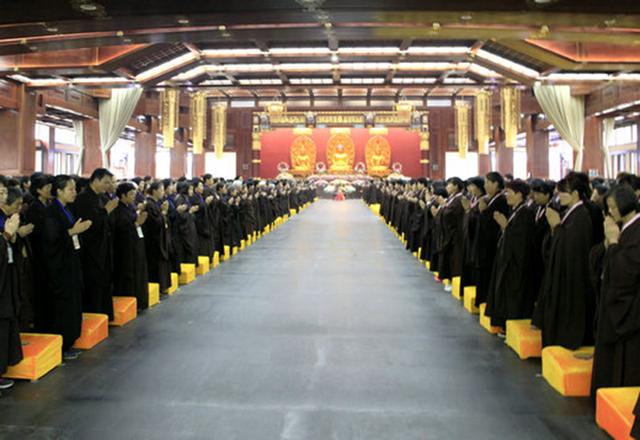 东林寺举行在家菩萨戒法会三千余居士受戒