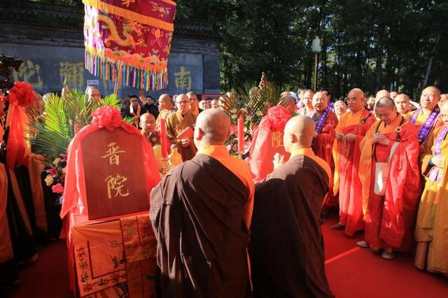 碧山寺执事及寺院两序大众在山门前列队恭请达云法师升座.