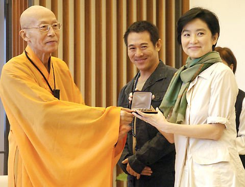 林青霞忆与圣严法师学佛:那袈裟飞起像浪花