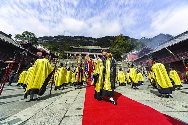 武当600年神尊来厦 两岸上千名信众恭迎