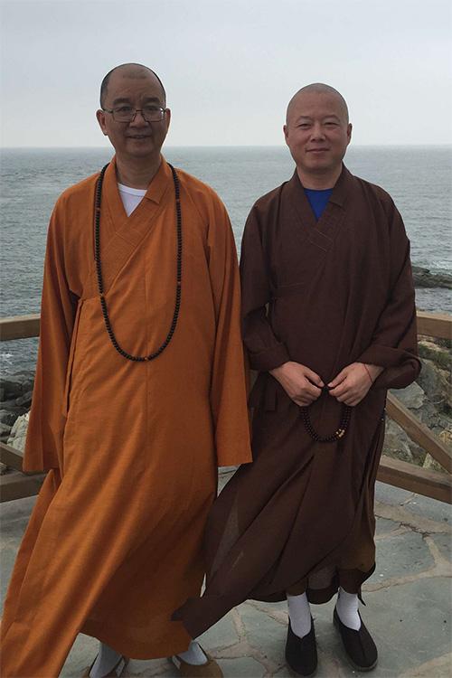 学诚大和尚在正定法师陪同下参观觉华岛