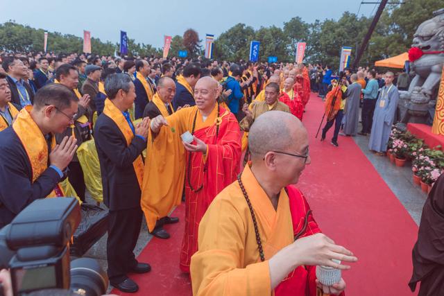 普陀山隆重举行南海观音开光二十周年祈福法会