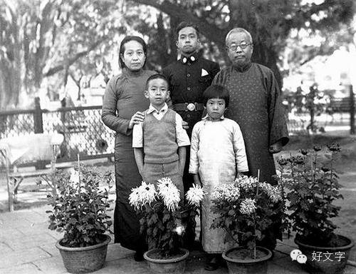 图为1936年,汤一介(前排左一)与父亲汤用彤(后排右一)和家人在北京