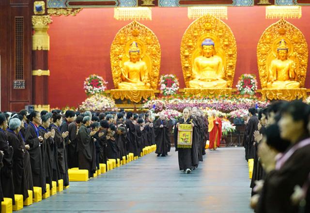 东林寺举行在家菩萨戒法会三千余居士受戒