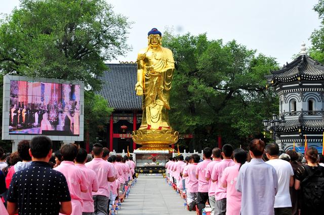 哈尔滨极乐寺举办祈福法会 助力大学生放飞梦想