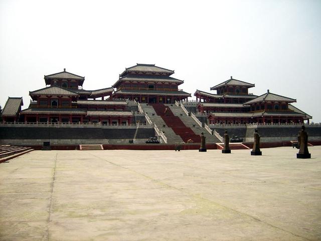 "唐代著名诗人杜牧在《阿房宫赋》对阿房宫有着脍炙人口的描写:"覆压图片