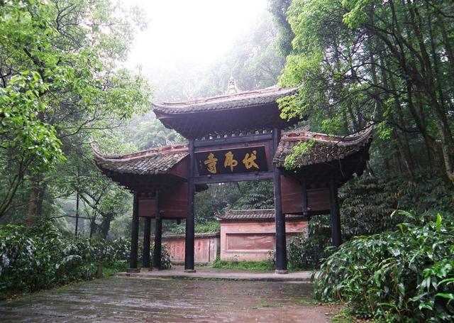 伏虎寺:峨眉山最大的比丘尼寺院