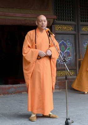 中佛协副会长,普陀山佛协会长道慈大和尚在法会开始前讲话并开示