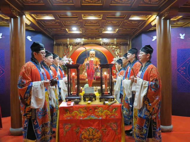上海城隍庙举行"拜月老·顺姻缘"祈福法会