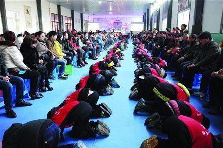 上海某民办学校800多名学生集体跪拜父母引热议.(资料图 图源网络)