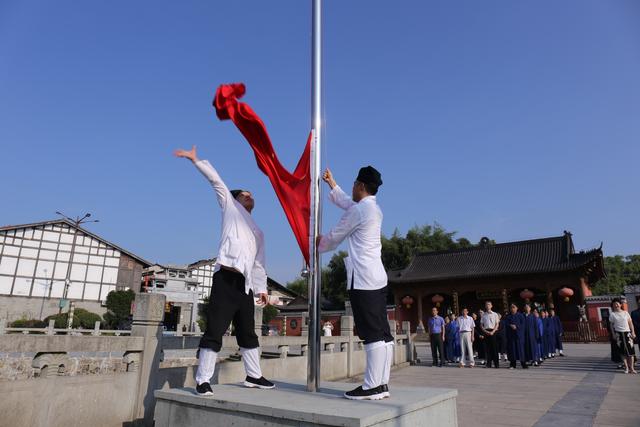 龙虎山嗣汉天师府隆重举行升国旗仪式