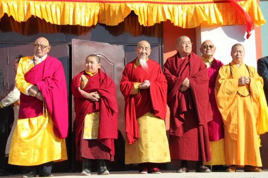 嘉木扬·图布丹大师(左三),乌兰活佛(左二)与参加庆典的高僧