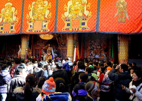 信众在寺庙里的"白拉姆"佛像前膜拜,祈福(资料图)