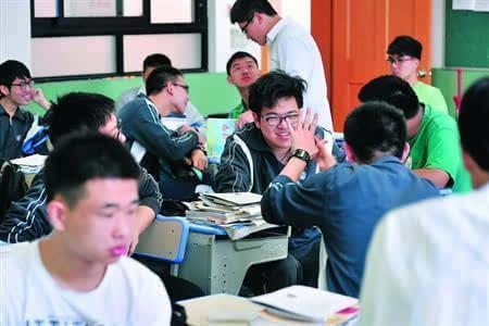 上海市八中学校长为首届男生班打80分 