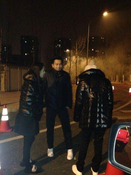 杨幂刘恺威除夕亲密放烟花