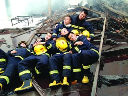 陆晨、孙络络追悼会昨举行 数百市民自发送别