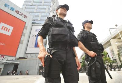 穿戴着重装备沪上一线巡逻特警经受着烈日的烤验