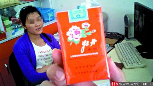 上海烟草一名工作人员向记者解释牡丹香烟在