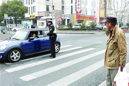 沪开展专项整治 查处机动车在人行横道、网格