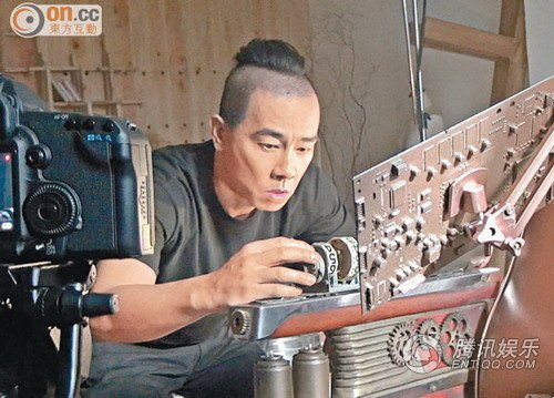 陈小春刚回香港见证儿子出世 拍MV设计穿越时