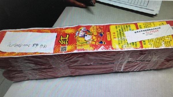 轨交6号线一男子安检 双肩包内被检出3卷鞭炮