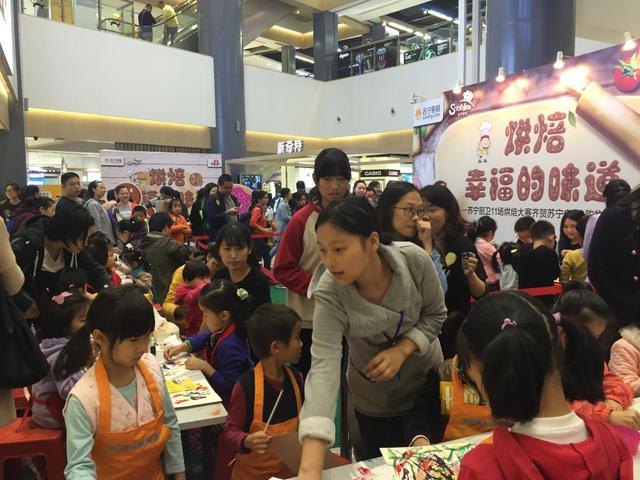 在活动现场,80组家庭分为两组以任务卡,互动游戏,diy创意等方式调动小