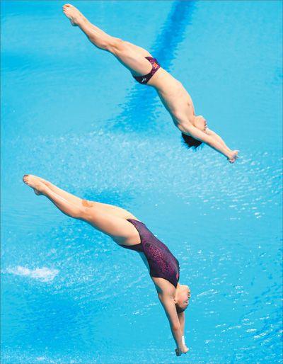 在跳水项目男女混合双人三米板决赛中,中国选手王涵(下)/李政夺得冠军