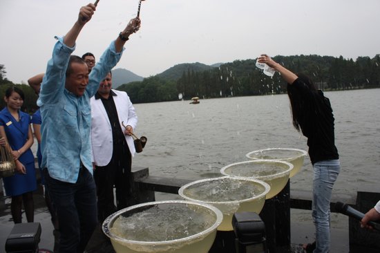 谭盾取西湖水做乐器 今杭州上演《西湖水摇滚》 _大申网_腾讯网