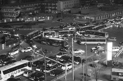 公安部叫停闯黄灯处罚 被批伤害法律权威