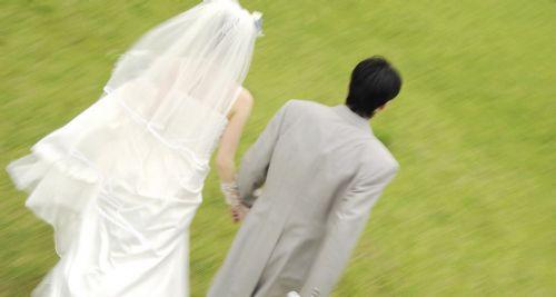 新娘赶不上婚礼 新郎让<em>妹妹</em>替<em>姐姐结婚</em>_大申网