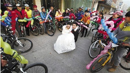 情侣拍婚照遇雾霾 决定结婚不用婚车不放鞭炮