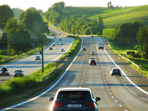 法国:2005年法国政府实现高速公路网的私有化,并要求只有在特许经营