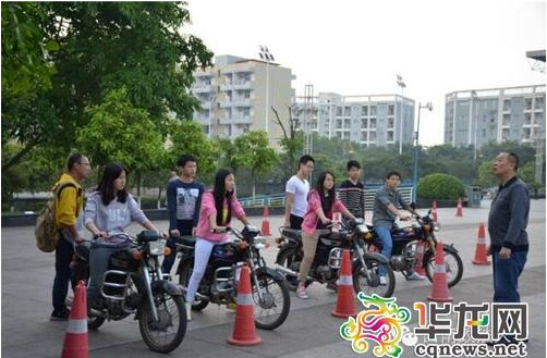 高校设摩托车驾驶选修课 学生称轻松有趣