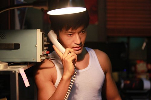 黄晓明《神奇》片场苦练肌肉 露点秀胸肌_大申网_腾讯网