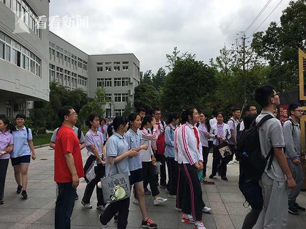 上海中考上午平稳开考 作文题真的不容易