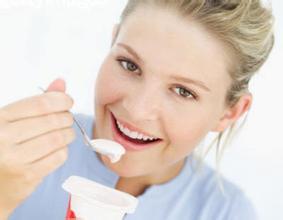 <em>女性喝酸奶</em> 饮用需注意_大申网_腾讯网